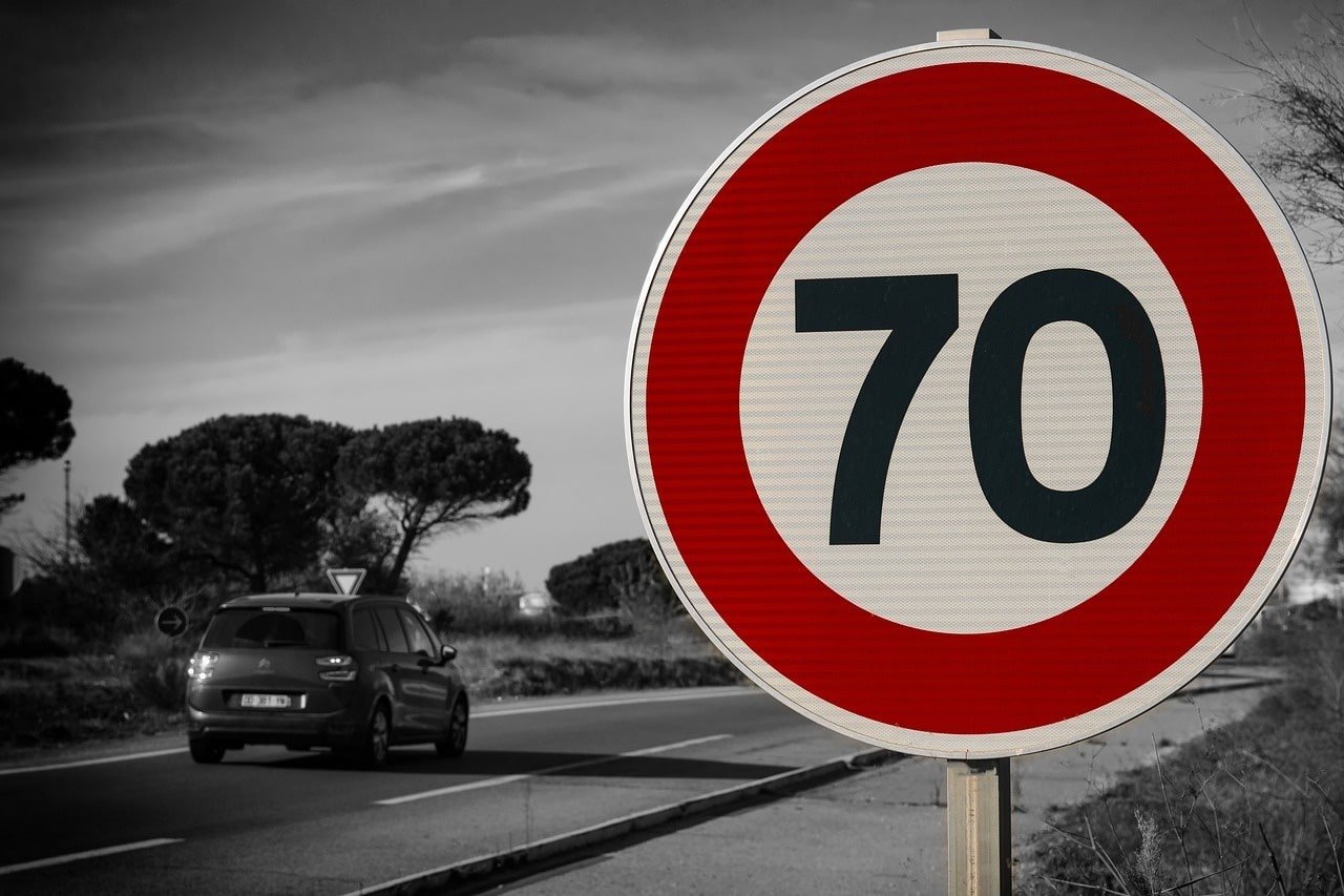 Speed limit sign: 70 mph